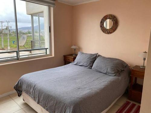 Giường trong phòng chung tại Depto amplio y cómodo para 6 a una cuadra playa