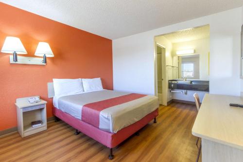 Postel nebo postele na pokoji v ubytování Motel 6-Phoenix, AZ - Airport - 24th Street