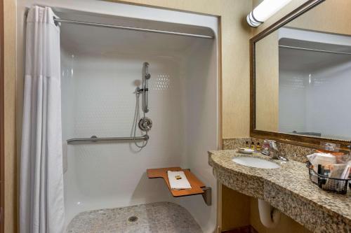 La salle de bains est pourvue d'une douche et d'un lavabo. dans l'établissement Best Western Plus Capital Inn, à Jefferson City