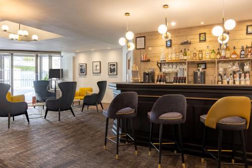 a bar in a restaurant with chairs and a counter at Best Western Plus l'Artist Hotel in Tours
