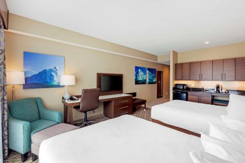 um quarto de hotel com duas camas e uma secretária em Best Western Plus St. John's Airport Hotel and Suites em St. John's