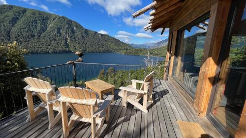 um deque com cadeiras e mesas e vista para um lago em Hermoso Eco Lodge em San Martín de los Andes