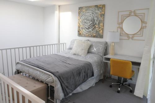 En eller flere senge i et værelse på Stylish Modern 4 Story Loft