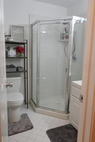 Et badeværelse på Stylish Modern 4 Story Loft