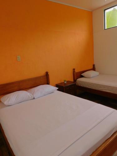 Ένα ή περισσότερα κρεβάτια σε δωμάτιο στο Puerto Quito Lodge