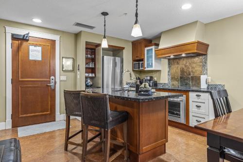 Sophisticated MTN 2 Bedroom Pool Hot Tub hosted by Fenwick Vacation Rentals