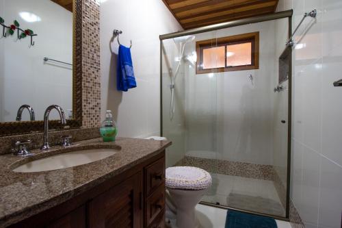 bagno con doccia, lavandino e servizi igienici di Cantinho Pedra da Gávea a Visconde De Maua