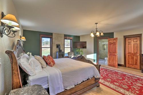ein Schlafzimmer mit einem Bett und ein Wohnzimmer in der Unterkunft Conifer Charmer with Spectacular View on 100 Acres! in Conifer