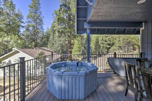 Μπαλκόνι ή βεράντα στο Home with Hot Tub about half Mile to Boat Launch!
