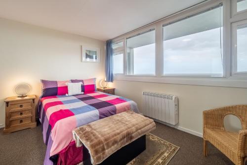 um quarto com uma cama e uma janela em 18 Undercliffe em Felixstowe