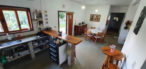 eine Küche und ein Wohnzimmer mit einem Tisch und Stühlen in der Unterkunft Cantinho da Serra in Santo Antônio do Pinhal