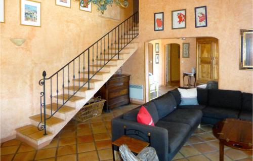 un salon avec un canapé et un escalier dans l'établissement 6 Bedroom Amazing Home In Entrecasteaux, à Entrecasteaux