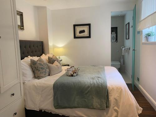 1 dormitorio con 1 cama grande y baño en Alfred Road en Londres