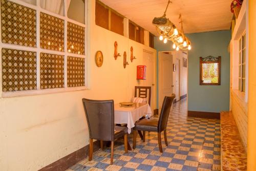 a dining room with a table and chairs at Hotel Vintage "Casa las Flores" in Quetzaltenango