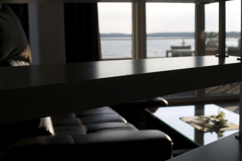 uma mesa num quarto com vista para o oceano em Hommage Appartements em Waren