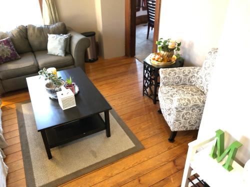 a living room with a coffee table and a couch at The Lodge Dog and Family Friendly 5 Bedrooms 13 guests 10 beds in Saint Peter