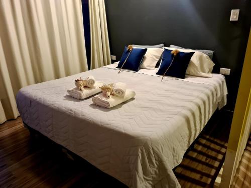 1 dormitorio con 1 cama con toallas en Altos Dean Funes en Salta