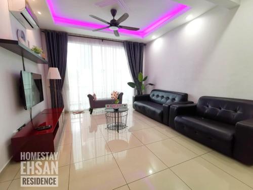 Χώρος καθιστικού στο Ehsan Residence POOLVIEW + WIFI @ KLIA-SEPANG-NILAI