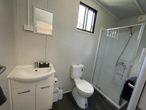 La salle de bains est pourvue de toilettes, d'un lavabo et d'une douche. dans l'établissement Marlo Caravan Park & Motel, à Marlo