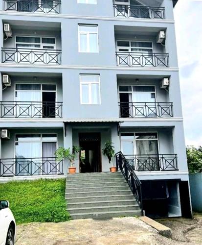 Bangunan di mana terletaknya rumah tamu ini