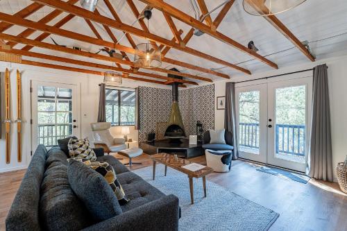 The Pine House - Cozy mid-century modern, pet-friendly