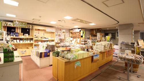 uma mercearia com um monte de produtos em exposição em Kyukamura Shonai-Haguro em Tsuruoka