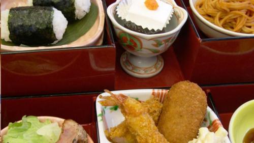 ホテルの敷地内または近くでの食事または食べ物