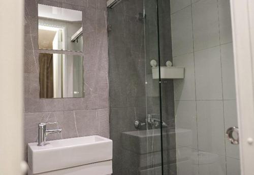 Ένα μπάνιο στο Residencial Frank 1