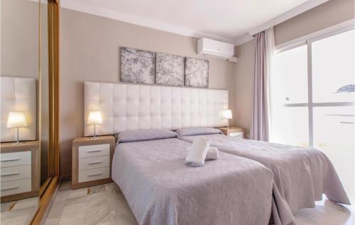 Un pat sau paturi într-o cameră la Stunning Home In Las Chapas Marbella With Kitchenette