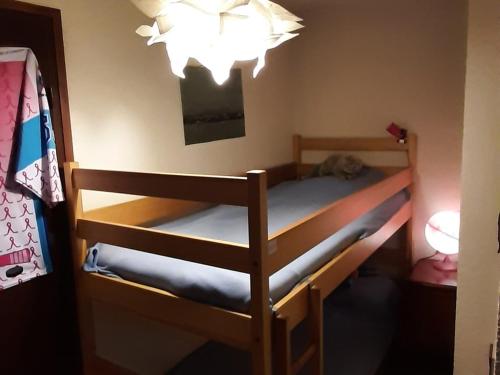 Posteľ alebo postele v izbe v ubytovaní Joli studio rénové 4 pers. avec balcon et WIFI - 10 min à pied du village, parking privatif - FR-1-689-3
