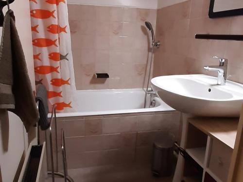Kúpeľňa v ubytovaní Joli studio rénové 4 pers. avec balcon et WIFI - 10 min à pied du village, parking privatif - FR-1-689-3