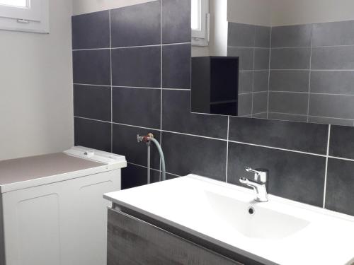 a bathroom with a sink and a mirror at Appartement Villard-de-Lans, 3 pièces, 6 personnes - FR-1-689-16 in Villard-de-Lans