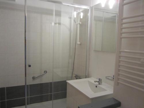 une salle de bain avec un lavabo et une douche dans l'établissement Studio rénové au centre de Villard-de-Lans avec coin montagne - 4 pers., balcon, WiFi, proche commerces. - FR-1-689-6, à Villard-de-Lans