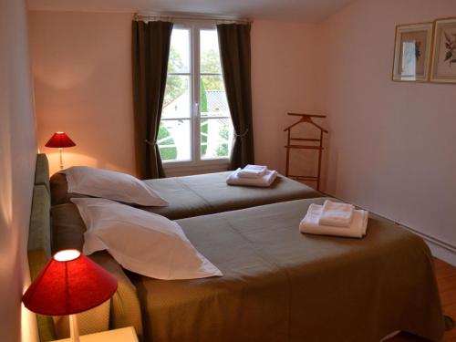 2 camas en una habitación con ventana en Gîte Saint-Cybardeaux, 3 pièces, 4 personnes - FR-1-653-18 en Saint-Cybardeaux