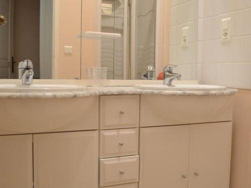 baño con 2 lavabos y espejo grande en Gîte Saint-Cybardeaux, 3 pièces, 4 personnes - FR-1-653-18 en Saint-Cybardeaux
