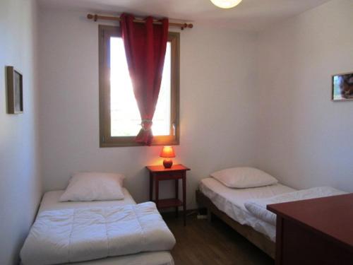 Duas camas num quarto com uma janela em Appartement Villard-de-Lans, 3 pièces, 6 personnes - FR-1-689-12 em Villard-de-Lans