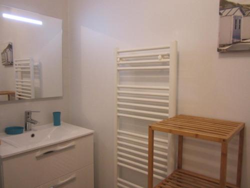 uma casa de banho com um lavatório e um espelho em Appartement Villard-de-Lans, 3 pièces, 6 personnes - FR-1-689-12 em Villard-de-Lans