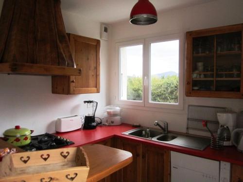 une cuisine avec un évier et une fenêtre dans l'établissement 3 pièces au calme, proche centre, garage, Box WIFI, très bien équipé - FR-1-689-4, à Villard-de-Lans