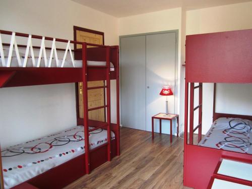 Cette chambre comprend deux lits superposés et une table avec une lampe. dans l'établissement Beau 3 pièces, 8 pers, pied des pistes à Villard-de-Lans - FR-1-689-17, à Villard-de-Lans