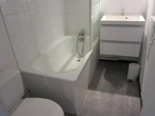 une salle de bain avec une baignoire, des toilettes et un lavabo dans l'établissement Appartement 6 pers au pied des pistes – Balcon, cuisine équipée, parking gratuit - FR-1-689-19, à Villard-de-Lans