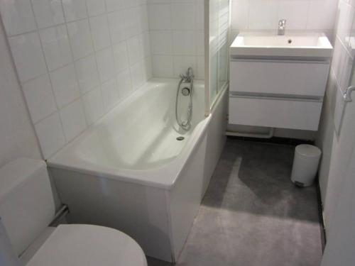 a bathroom with a tub and a toilet and a sink at Appartement Villard-de-Lans, 2 pièces, 6 personnes - FR-1-689-19 in Villard-de-Lans