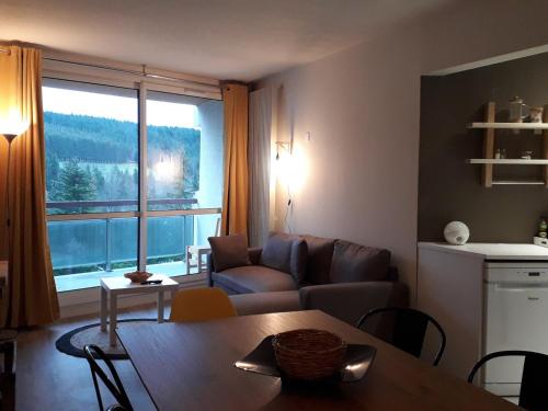 un salon avec un canapé et une table dans l'établissement Appartement rénové 3*** - 2 chambres, 8 pers. - Pied des pistes, Villard-de-Lans - FR-1-689-8, à Villard-de-Lans