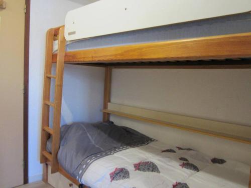 Ce lit superposé se trouve dans un dortoir doté de lits superposés. dans l'établissement Studio cabine rénové 24m², 4 personnes, centre de Villard-de-Lans, proche commodités et navettes - FR-1-689-28, à Villard-de-Lans