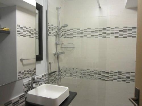 une salle de bain avec un lavabo et une douche dans l'établissement Studio cabine rénové 24m², 4 personnes, centre de Villard-de-Lans, proche commodités et navettes - FR-1-689-28, à Villard-de-Lans
