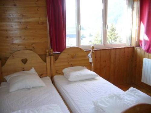 two twin beds in a room with a window at Appartement Villard-de-Lans, 4 pièces, 10 personnes - FR-1-689-36 in Villard-de-Lans