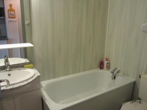 Kúpeľňa v ubytovaní Studio coquet 21m², 4 pers, pied des pistes, Côte 2000, balcon, prox. commerces, parking gratuit - FR-1-689-42