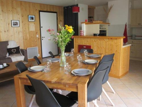 une table en bois avec des chaises et un vase de fleurs dans l'établissement Appartement 3P, Rez-de-Jardin, Proche Village, 6-7 Pers, Terrasse Sud, Parking - Villard-de-Lans - FR-1-689-18, à Villard-de-Lans