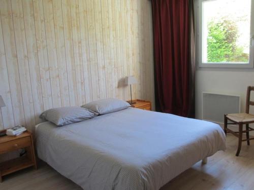 een slaapkamer met een wit bed en een raam bij Appartement Villard-de-Lans, 3 pièces, 7 personnes - FR-1-689-18 in Villard-de-Lans