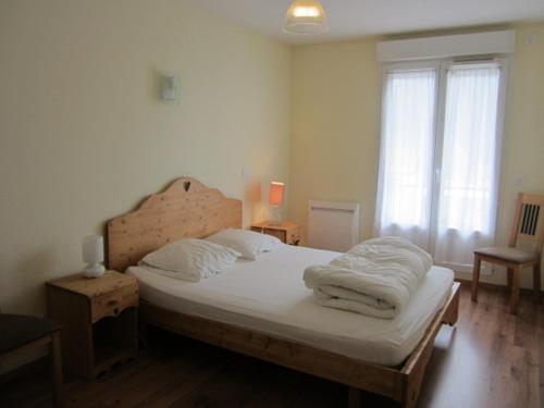 1 dormitorio con 1 cama con sábanas blancas y ventana en Appartement Villard-de-Lans, 3 pièces, 6 personnes - FR-1-689-37, en Villard-de-Lans