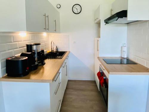 - une cuisine avec un comptoir et une cafetière dans l'établissement Pied des pistes, beau 2 pièces avec coin montagne - 6 personnes - FR-1-689-21, à Villard-de-Lans